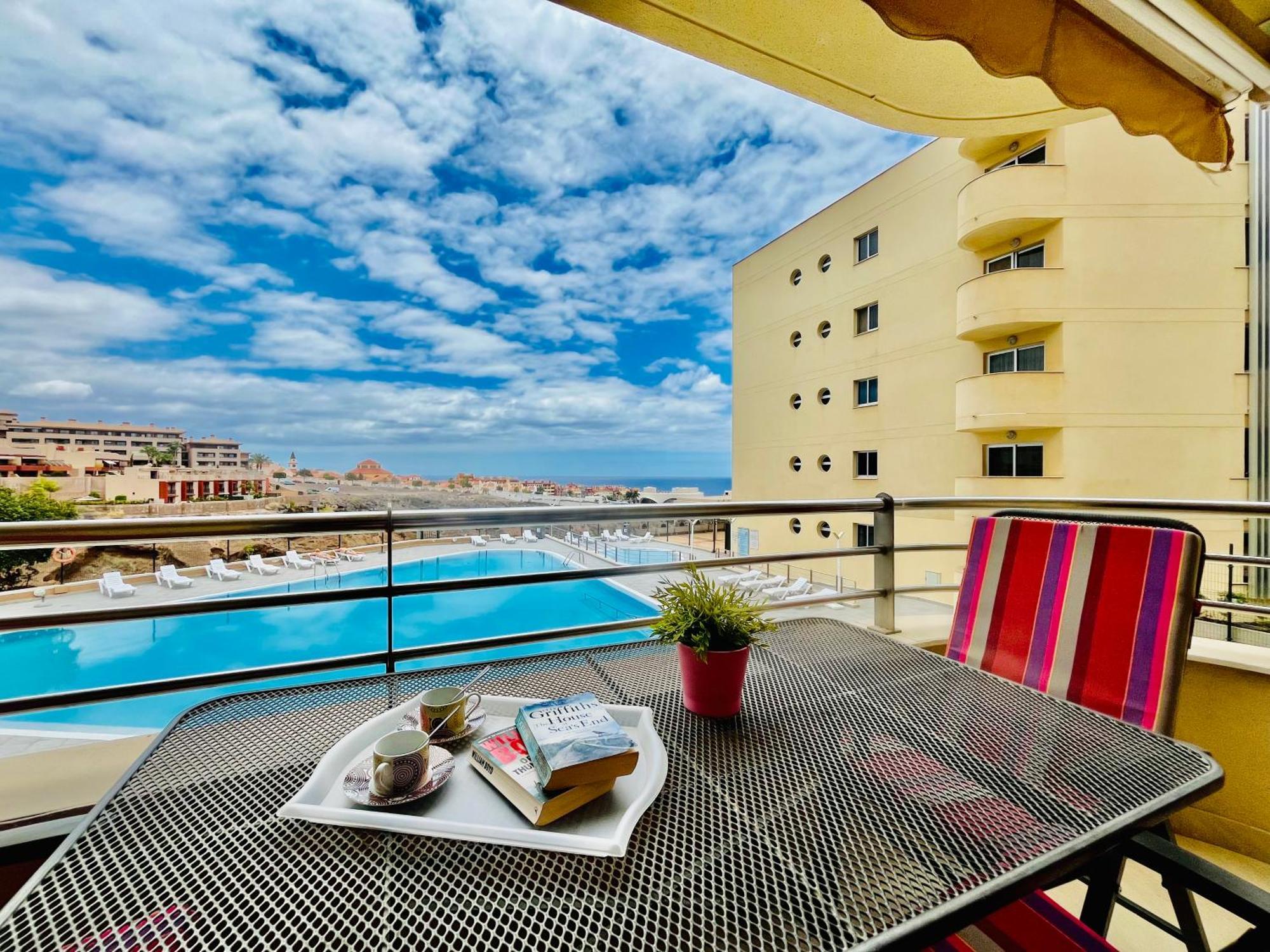 Apartment Poolside Paradise