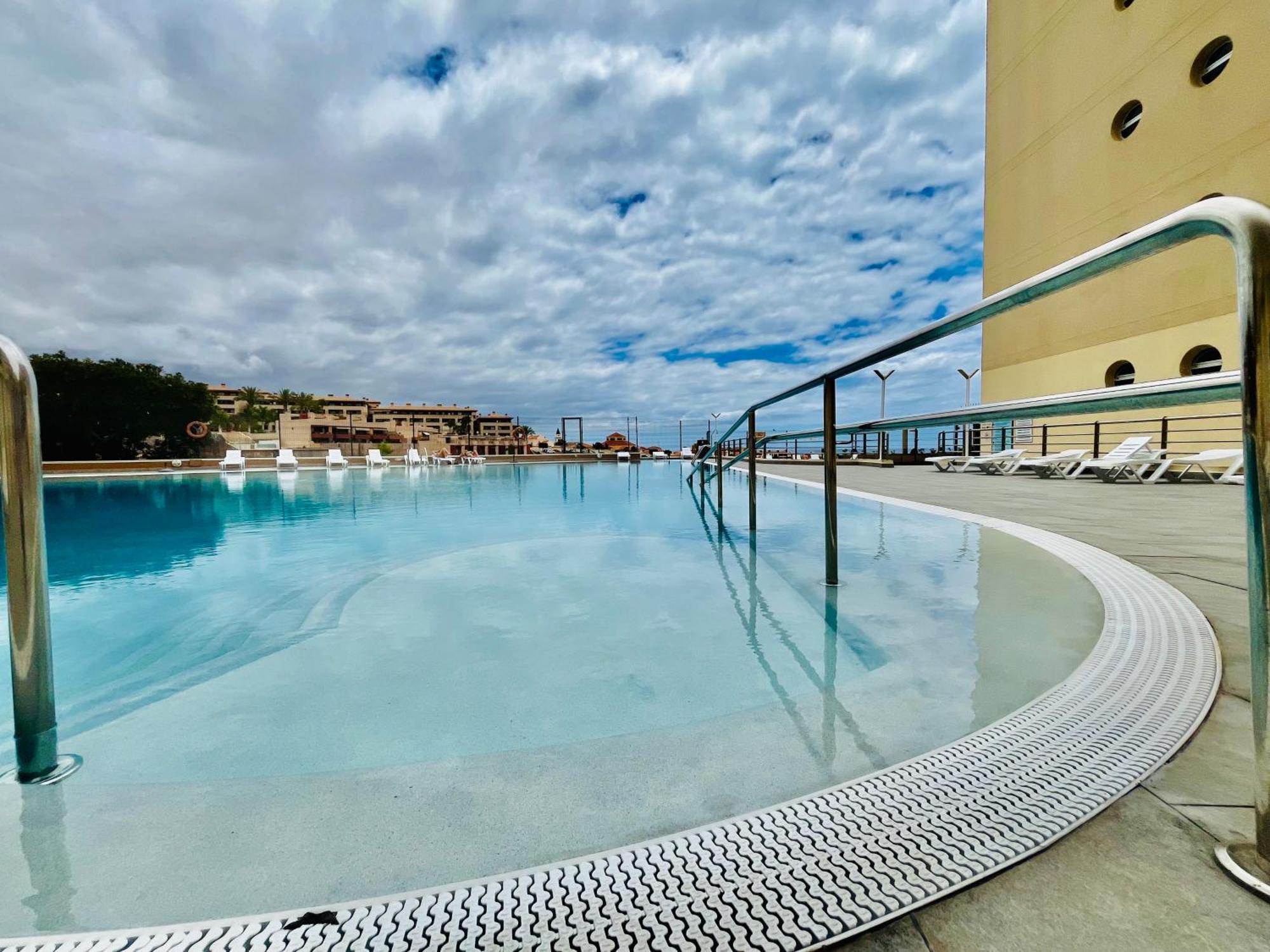 Poolside Paradise Apartment *